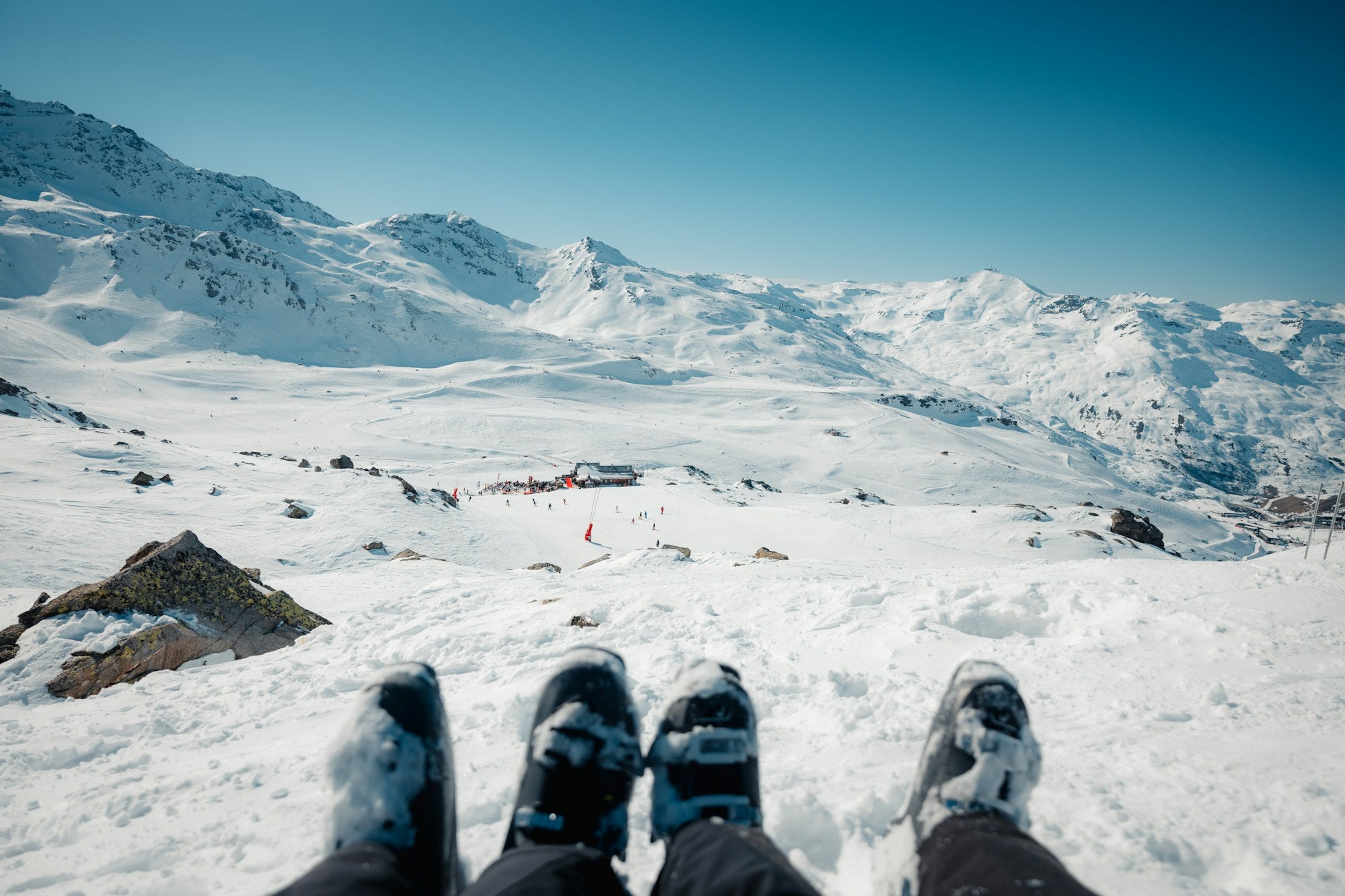 Skieurs au repos devant un paysage alpin enneigé